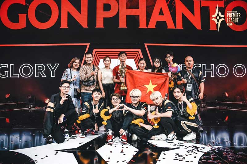 Các thành viên Saigon Phantom chụp ảnh cùng gia đình.