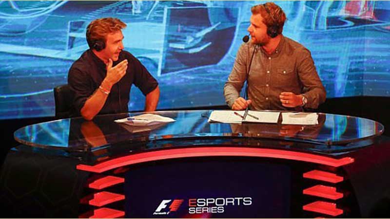 Hai bình luận viên đang thảo luận và đưa ra kết luận khách quan nhất trong trận đấu F1 Esports Series 2017