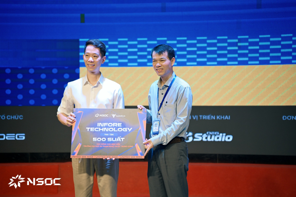Luyện AI trao học bổng NSOC Unitour