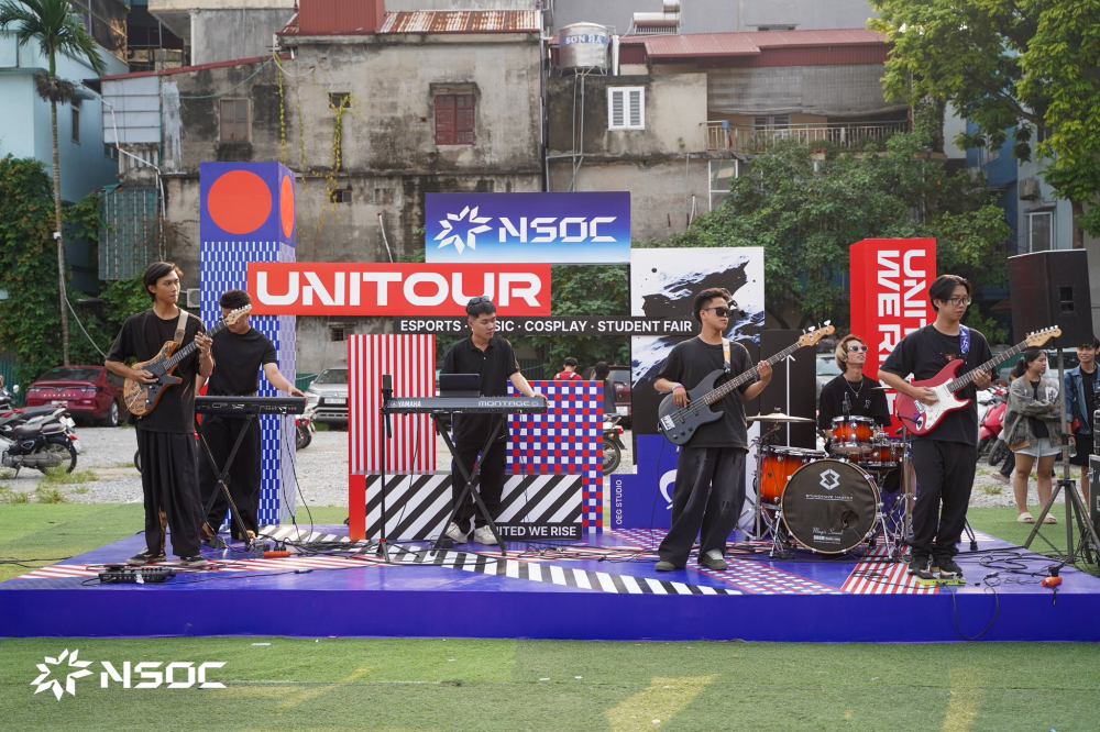 Sinh viên giao lưu âm nhạc NSOC Unitour